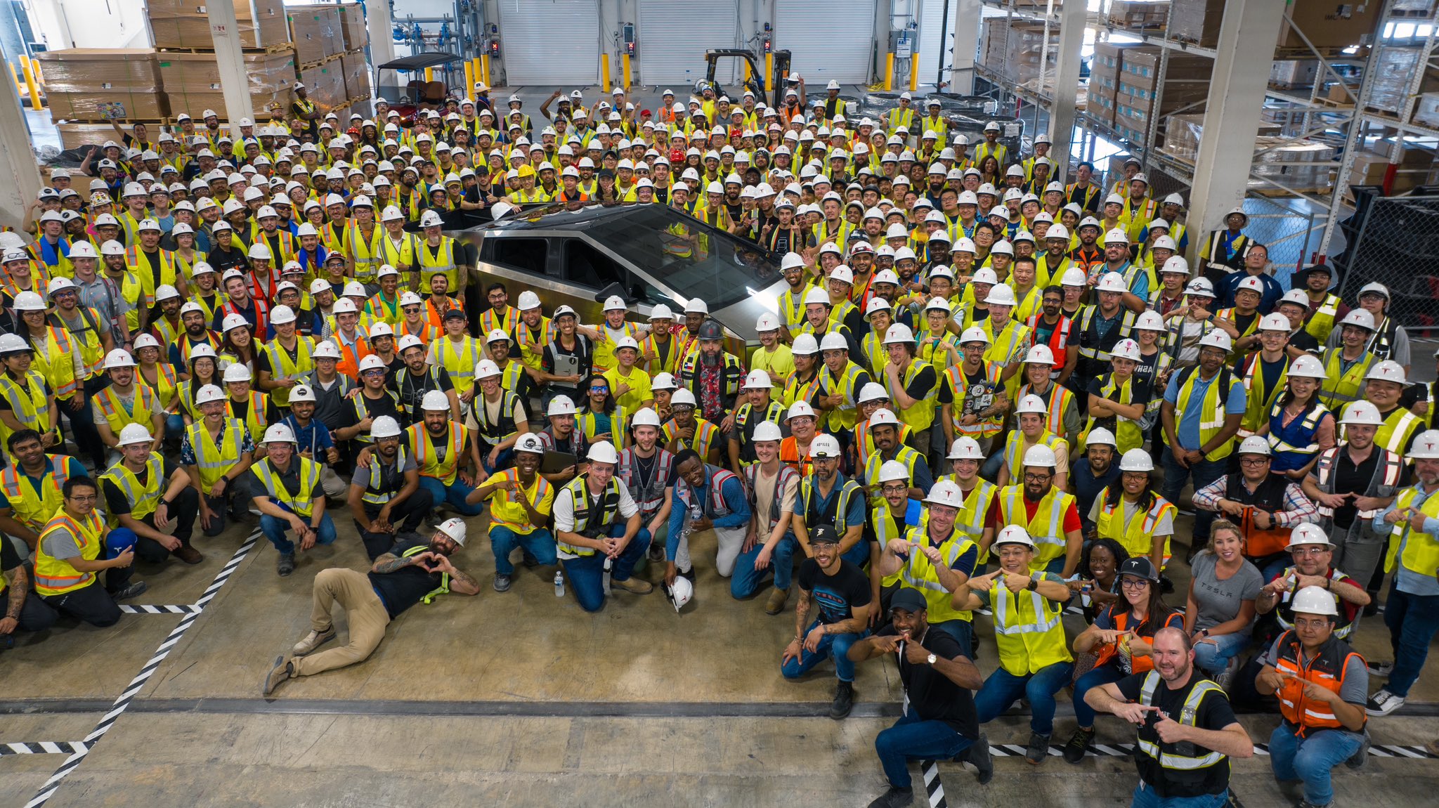 Tesla inicia a produção do Cybertruck